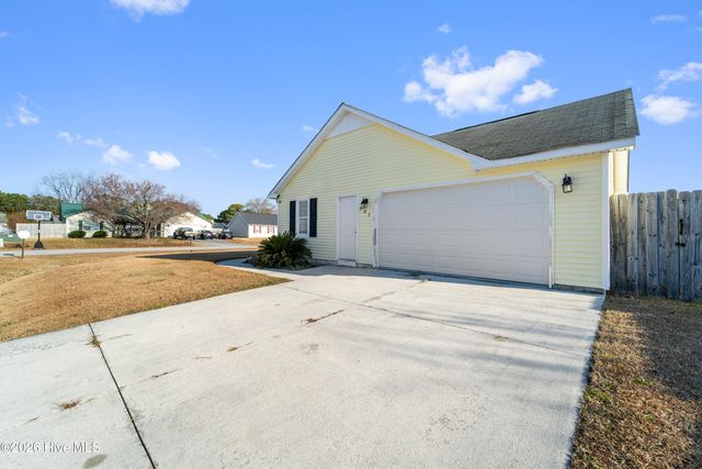 601 Cannon Court, Hubert, NC 28539