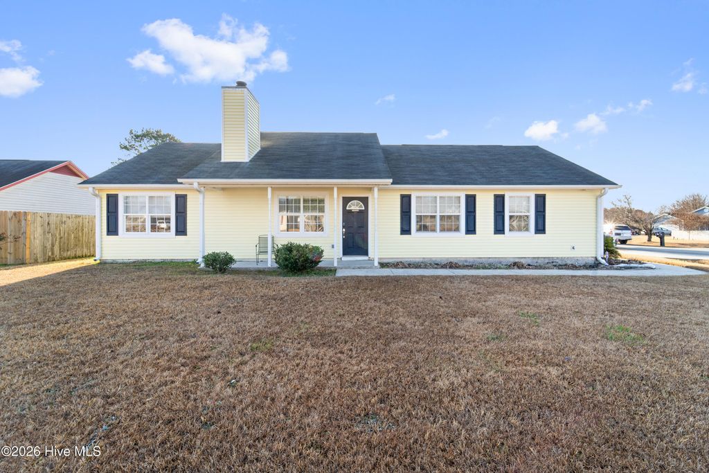 601 Cannon Court, Hubert, NC 28539