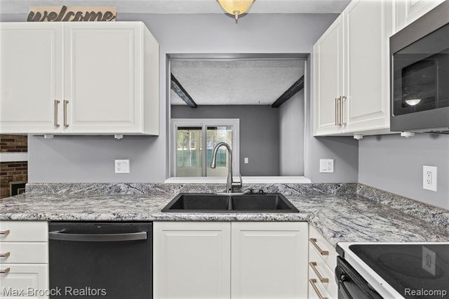 29293 Riveroak Drive, Romulus, MI 48174