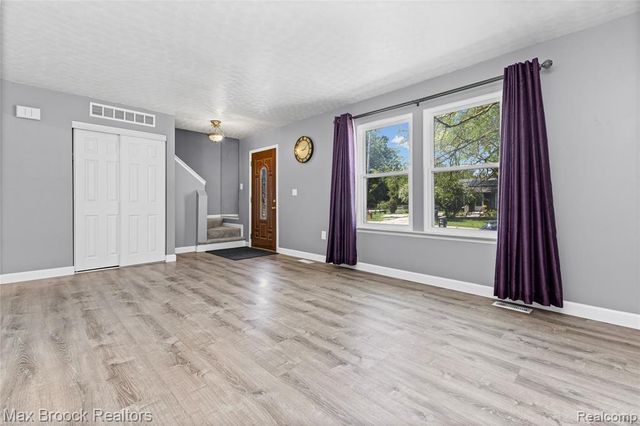 29293 Riveroak Drive, Romulus, MI 48174