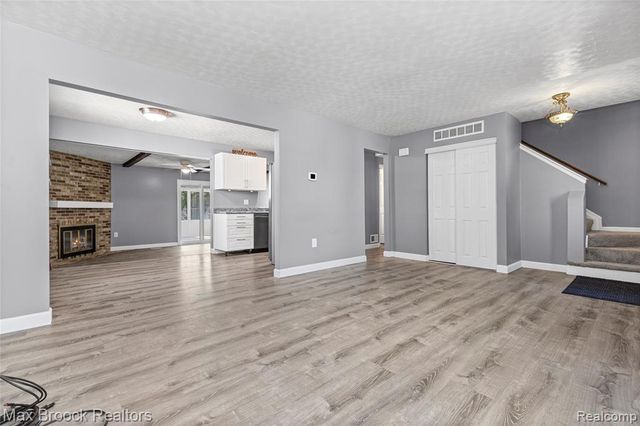 29293 Riveroak Drive, Romulus, MI 48174