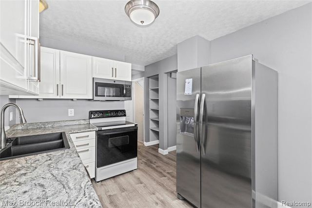 29293 Riveroak Drive, Romulus, MI 48174
