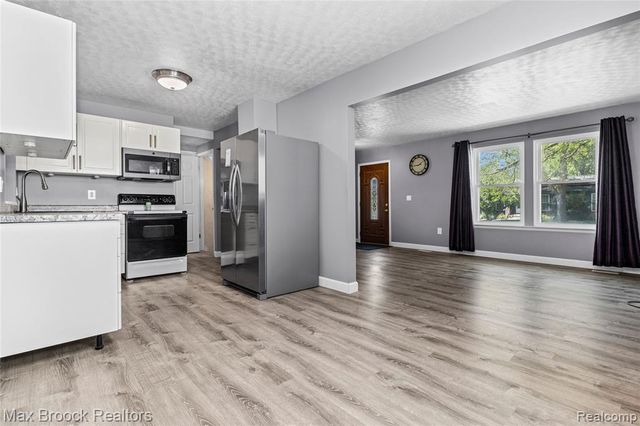29293 Riveroak Drive, Romulus, MI 48174