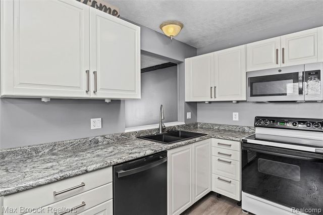29293 Riveroak Drive, Romulus, MI 48174