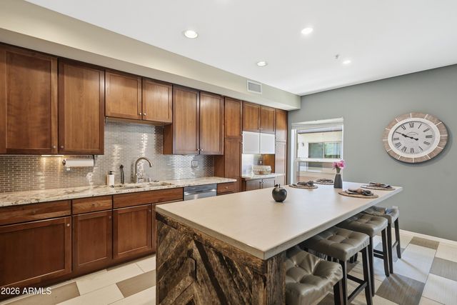 525 W LAKESIDE Drive 124, Tempe, AZ 85281