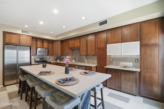 525 W LAKESIDE Drive 124, Tempe, AZ 85281
