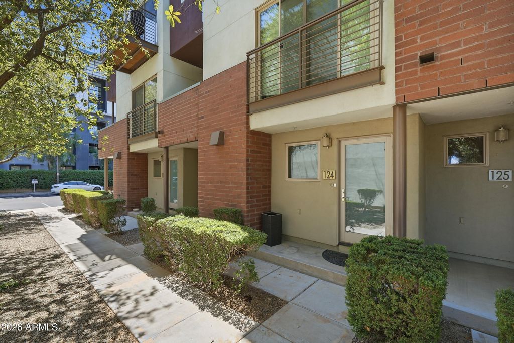 525 W LAKESIDE Drive 124, Tempe, AZ 85281