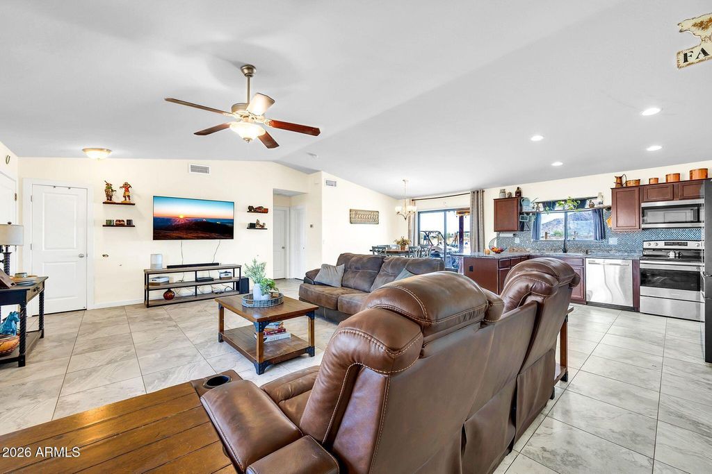 Image 10 of property listing at 8912 N JOHNSON Court, Maricopa, AZ 85139