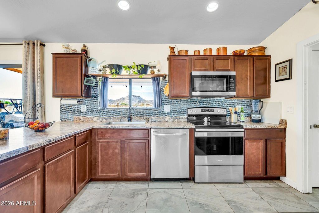 Image 5 of property listing at 8912 N JOHNSON Court, Maricopa, AZ 85139