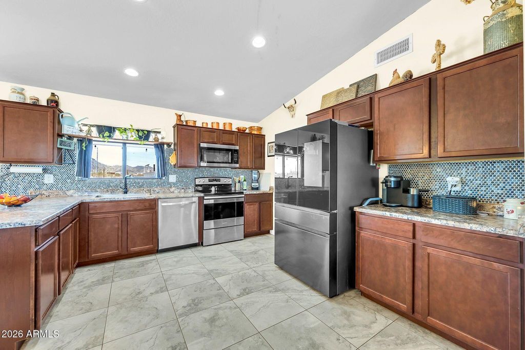 Image 6 of property listing at 8912 N JOHNSON Court, Maricopa, AZ 85139