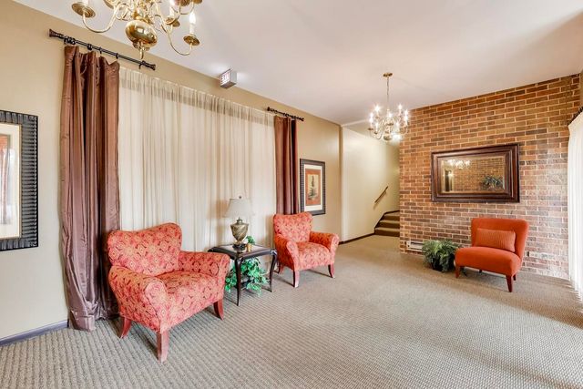 2300 W Talcott Road 1D, Park Ridge, IL 60068