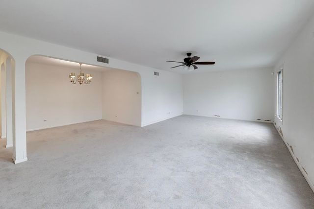 2300 W Talcott Road 1D, Park Ridge, IL 60068