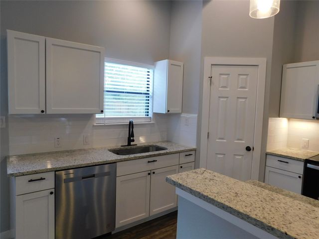 207 Laurel LN, Spicewood, TX 78669