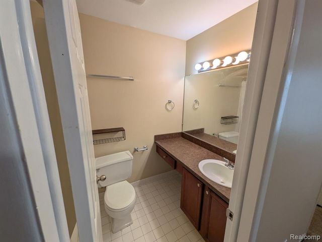 2405-E Torquay Ave Apt 214, Royal Oak, MI 48073
