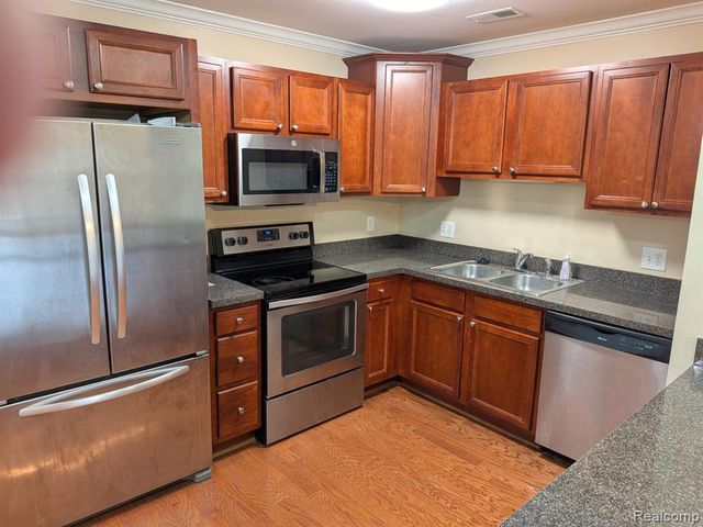 2405-E Torquay Ave Apt 214, Royal Oak, MI 48073
