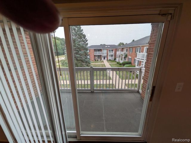 2405-E Torquay Ave Apt 214, Royal Oak, MI 48073
