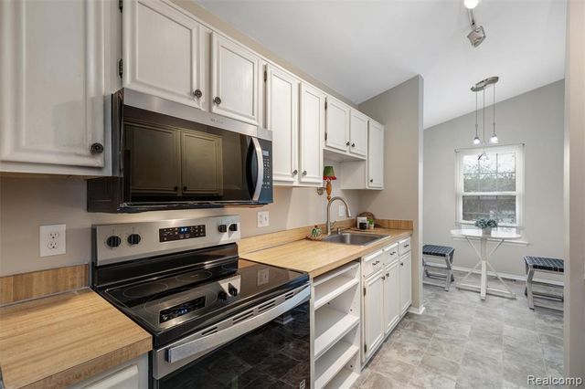 21384 E Glen Haven Circle, Northville, MI 48167