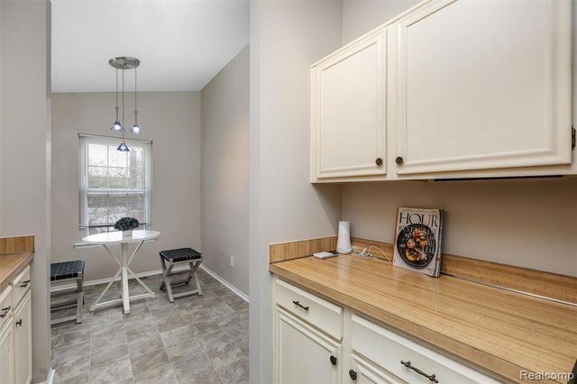 21384 E Glen Haven Circle, Northville, MI 48167