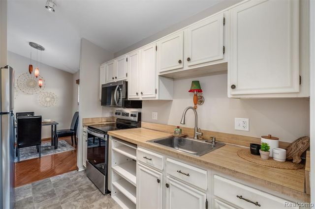 21384 E Glen Haven Circle, Northville, MI 48167