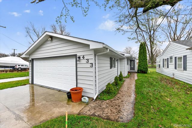 433 Walnut Drive, East China Township, MI 48054
