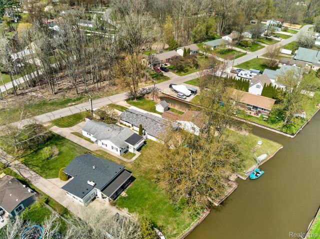 433 Walnut Drive, East China Township, MI 48054