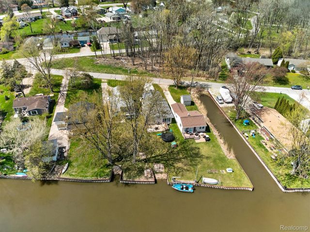 433 Walnut Drive, East China Township, MI 48054