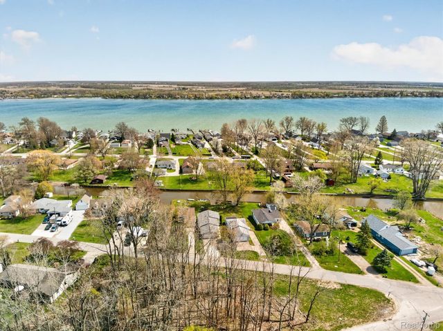 433 Walnut Drive, East China Township, MI 48054