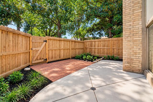 880 Tully Road 44, Houston, TX 77079