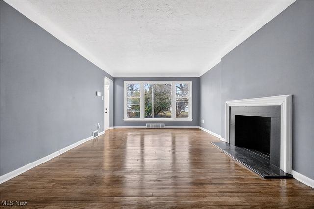 1090 Hillstone Road, Cleveland Heights, OH 44121