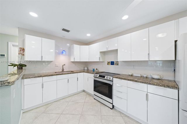 208 NE 4th St, Hallandale Beach, FL 33009