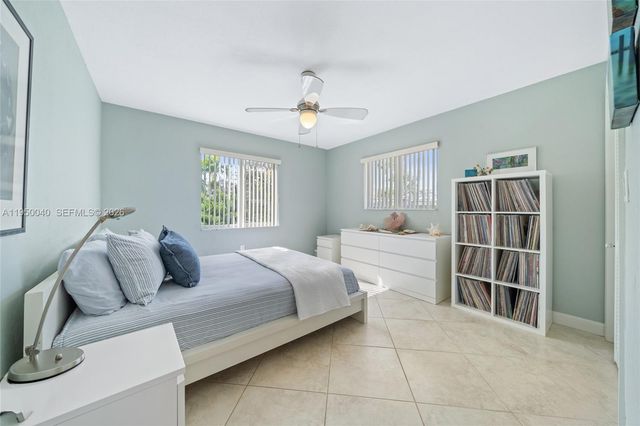 208 NE 4th St, Hallandale Beach, FL 33009