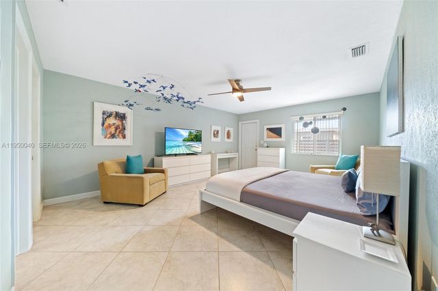 208 NE 4th St, Hallandale Beach, FL 33009