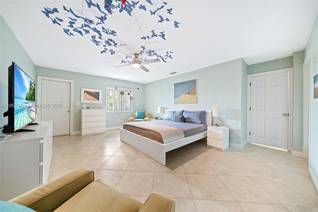 208 NE 4th St, Hallandale Beach, FL 33009