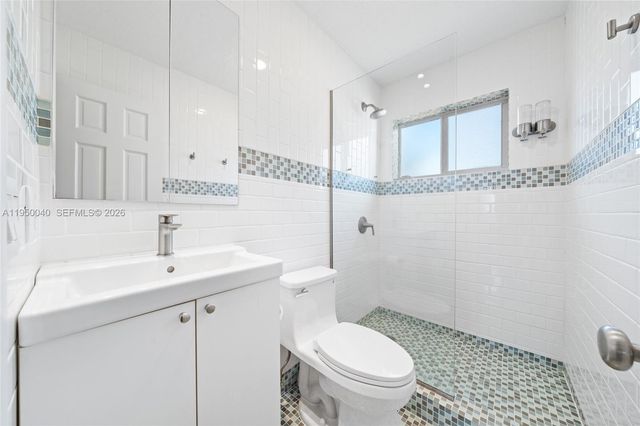 208 NE 4th St, Hallandale Beach, FL 33009