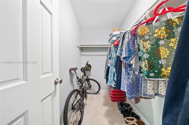 208 NE 4th St, Hallandale Beach, FL 33009