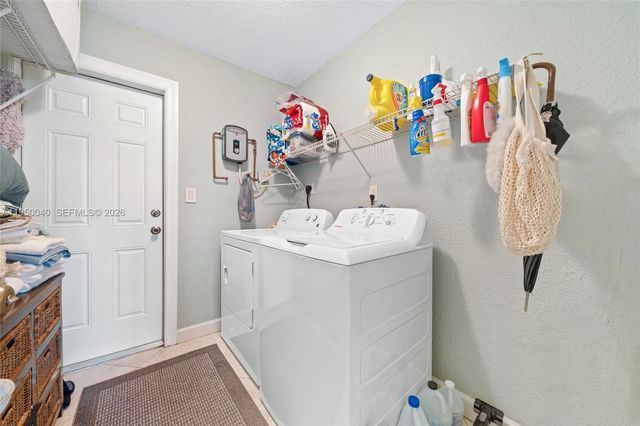 208 NE 4th St, Hallandale Beach, FL 33009