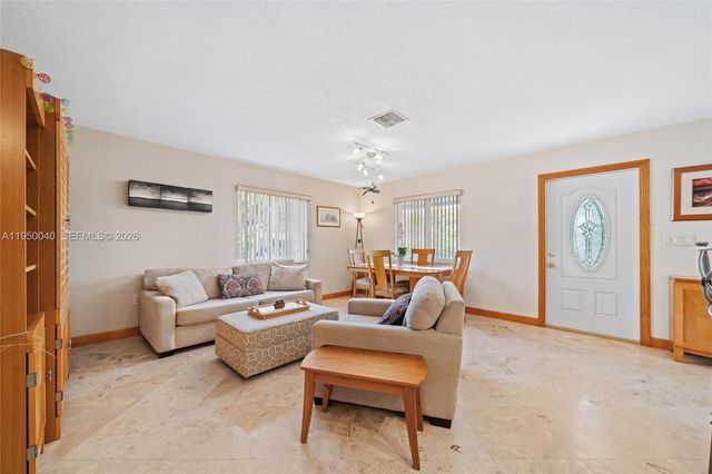 208 NE 4th St, Hallandale Beach, FL 33009