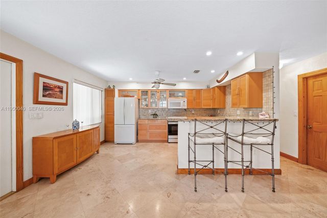 208 NE 4th St, Hallandale Beach, FL 33009