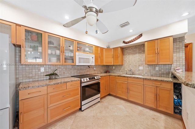 208 NE 4th St, Hallandale Beach, FL 33009