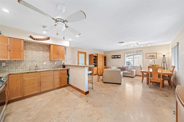 208 NE 4th St, Hallandale Beach, FL 33009