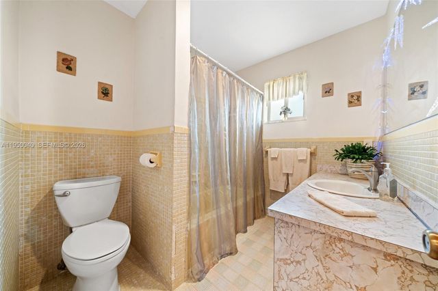 208 NE 4th St, Hallandale Beach, FL 33009