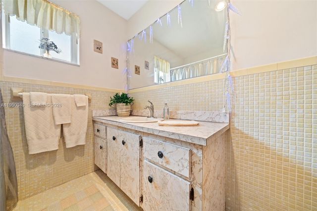 208 NE 4th St, Hallandale Beach, FL 33009