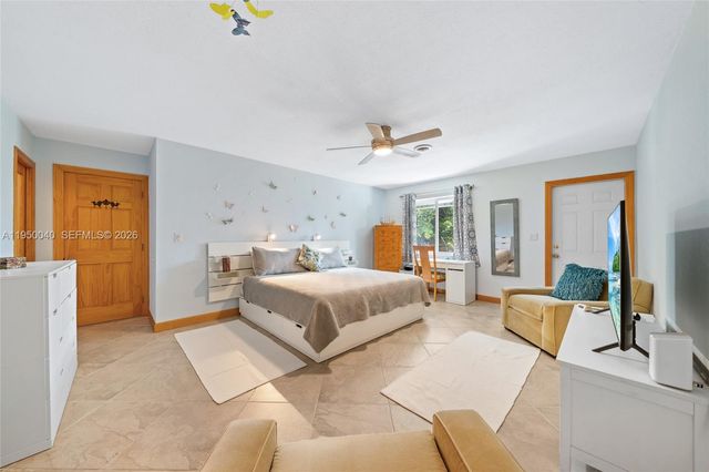 208 NE 4th St, Hallandale Beach, FL 33009