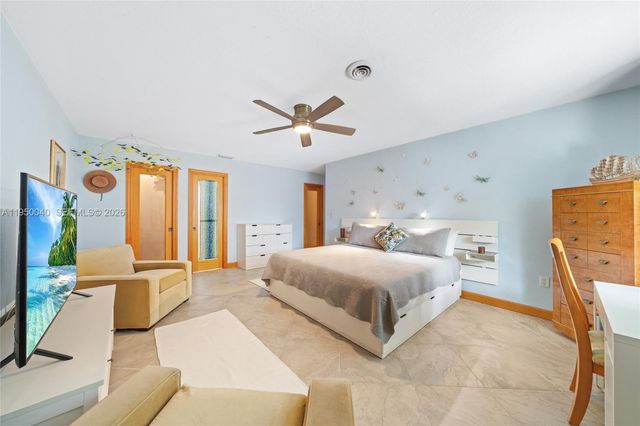 208 NE 4th St, Hallandale Beach, FL 33009