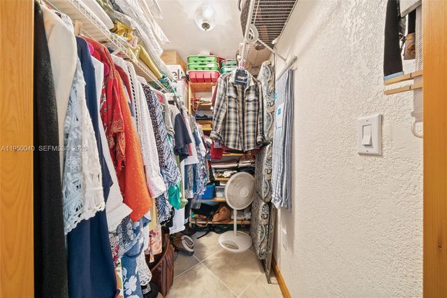 208 NE 4th St, Hallandale Beach, FL 33009