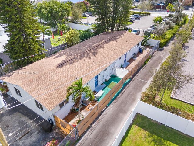 208 NE 4th St, Hallandale Beach, FL 33009