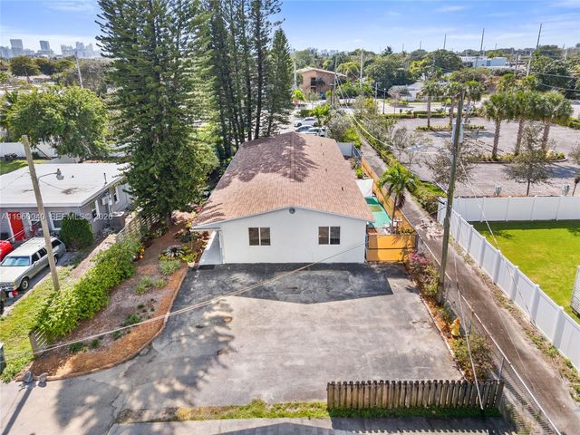 208 NE 4th St, Hallandale Beach, FL 33009