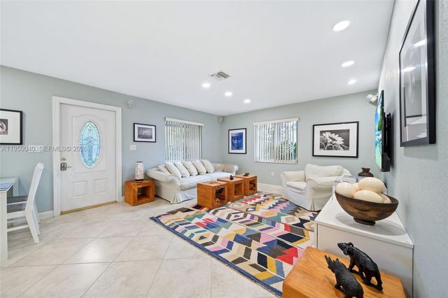 208 NE 4th St, Hallandale Beach, FL 33009