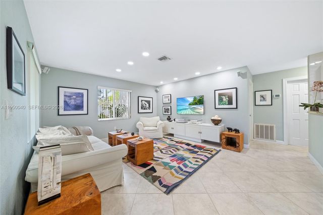 208 NE 4th St, Hallandale Beach, FL 33009