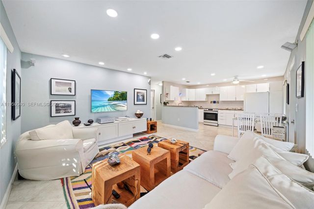 208 NE 4th St, Hallandale Beach, FL 33009